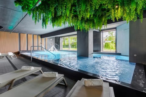 Property building, Swimming pool, sunbed