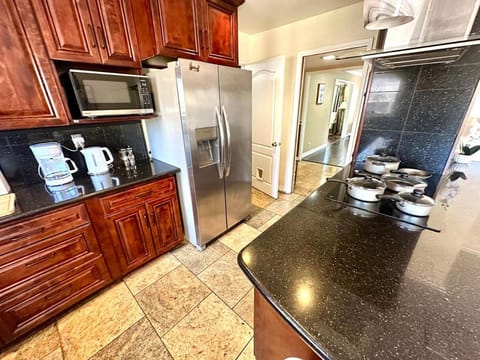 Relax at 4Bedrooms retreat nearby Apple Villa in Santa Clara