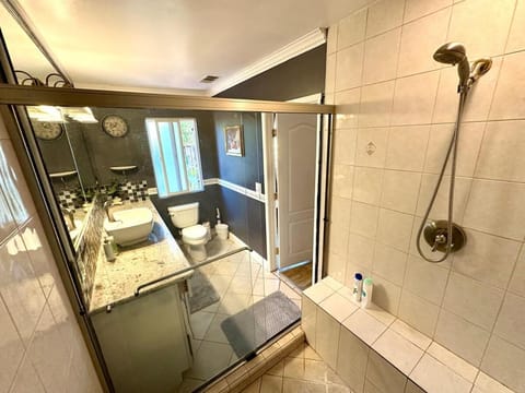 Relax at 4Bedrooms retreat nearby Apple Villa in Santa Clara