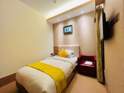 Communal lounge/ TV room, Bed, Bedroom