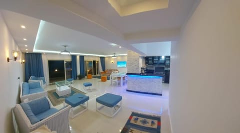 Communal lounge/ TV room, TV and multimedia, Kitchen or kitchenette, Living room, Seating area, Evening entertainment, Sea view