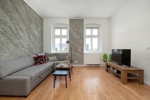TV and multimedia, Living room, Seating area, Evening entertainment