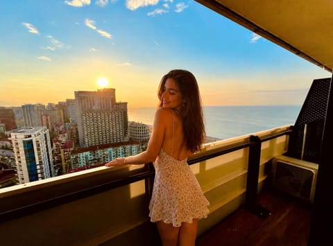Communal lounge/ TV room, Day, People, Natural landscape, View (from property/room), Balcony/Terrace, Evening entertainment, City view, Sea view, Sunrise, Sunset, group of guests
