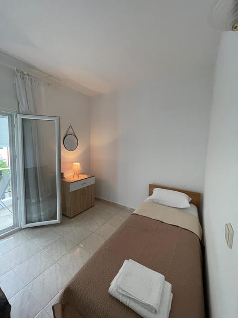 Bed, Bedroom, towels