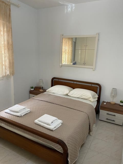 Bed, Photo of the whole room, Bedroom, towels