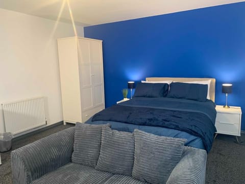 Lux Private Room in Oldbury Bed and Breakfast in Oldbury