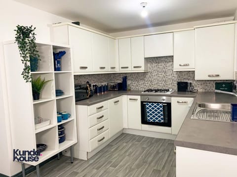 Lux Private Room in Oldbury Bed and Breakfast in Oldbury