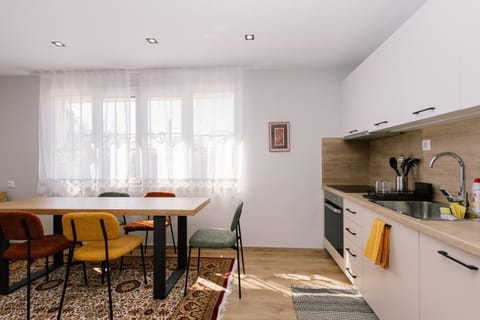 Kitchen or kitchenette, Dining area