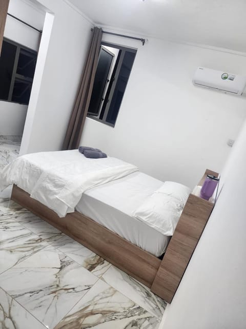 Bed, Bedroom, towels, air conditioner