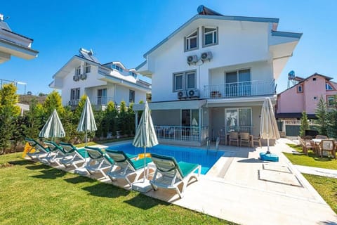 Property building, Patio, Spring, Day, Garden, Pool view, Swimming pool, sunbed