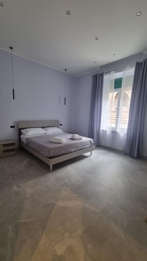 Restaurant/places to eat, Bed, Photo of the whole room, Decorative detail, Decorative detail, Seating area, Bedroom, Sea view, Street view, Quiet street view, heating, wardrobe, air conditioner