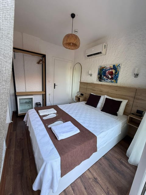Bed, Photo of the whole room, towels, wardrobe, air conditioner