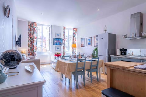 TV and multimedia, View (from property/room), Kitchen or kitchenette, Living room, Seating area, Dining area, City view, oven, stove, toaster, air conditioner