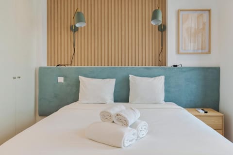 Bed, Bedroom, towels