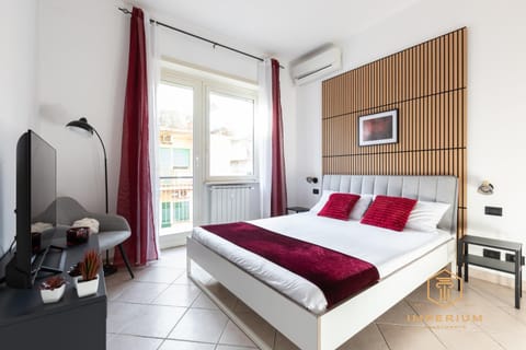 Bed, TV and multimedia, Evening entertainment, Bedroom