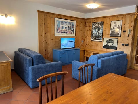 TV and multimedia, Living room, Seating area, Evening entertainment
