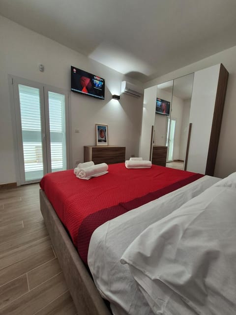 Bed, TV and multimedia, Photo of the whole room