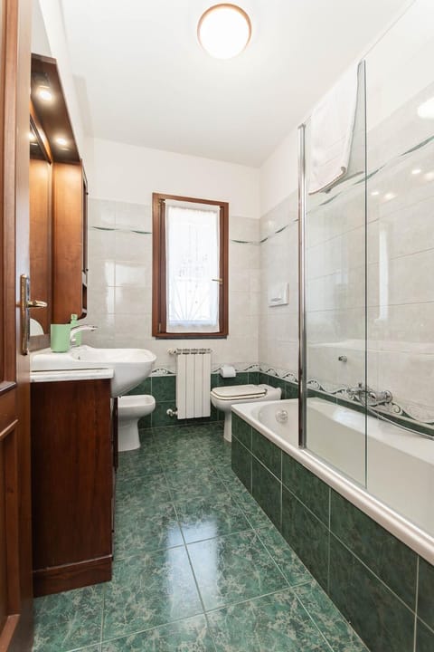 Shower, Toilet, Bathroom, Bath, towels