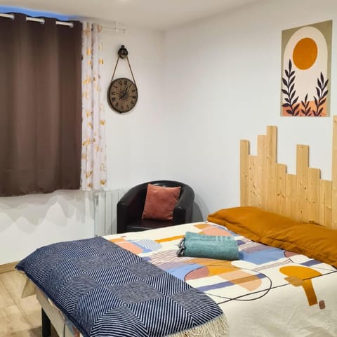 Photo of the whole room, towels