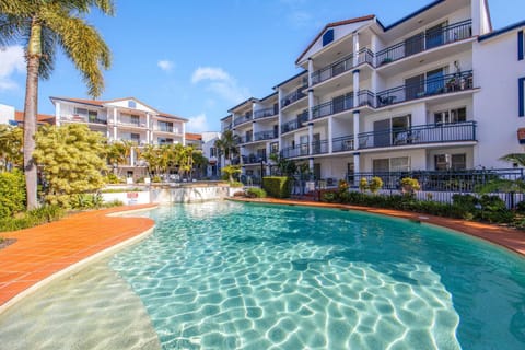 Property building, Day, Garden, Garden view, Pool view, Swimming pool, Swimming pool, sunbed