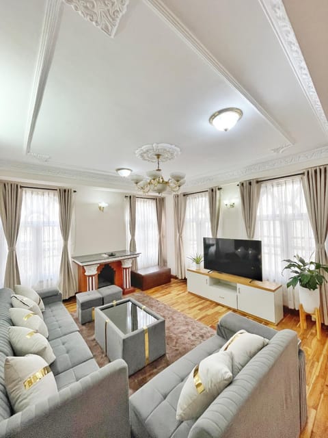 Communal lounge/ TV room, TV and multimedia, Living room, Seating area, Evening entertainment