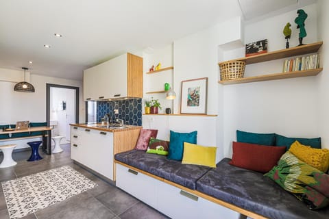 Communal lounge/ TV room, Coffee/tea facilities, Kitchen or kitchenette, Living room, Seating area, dishwasher, oven, stove, toaster