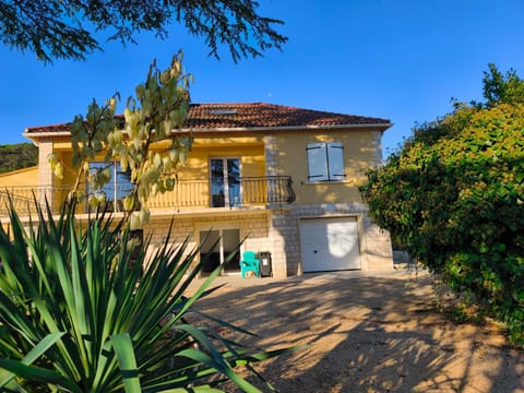 Villa Chantebise, calme et élégance avec piscine privée Villa in Provence-Alpes-Côte d'Azur