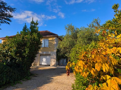 Villa Chantebise, calme et élégance avec piscine privée Villa in Provence-Alpes-Côte d'Azur