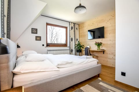 Bed, TV and multimedia, Photo of the whole room, Bedroom