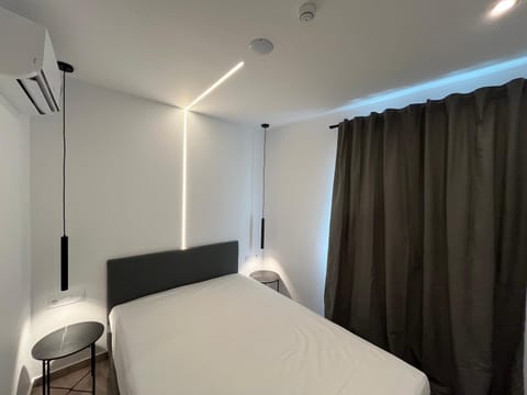 Bed, Bedroom, air conditioner