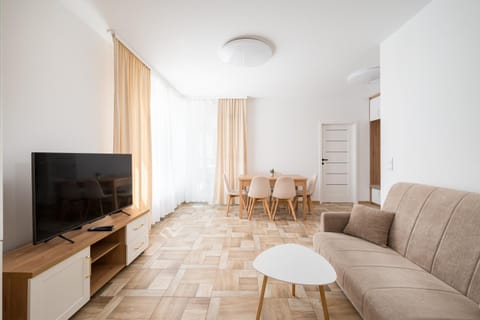 Communal lounge/ TV room, TV and multimedia, Living room, Seating area, Evening entertainment