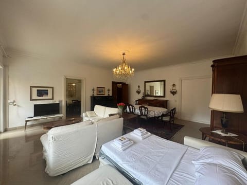 TV and multimedia, Living room, Photo of the whole room, Seating area