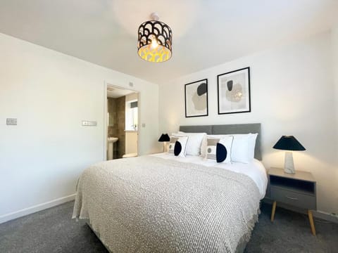 Shower, Bed, Photo of the whole room, Bedroom