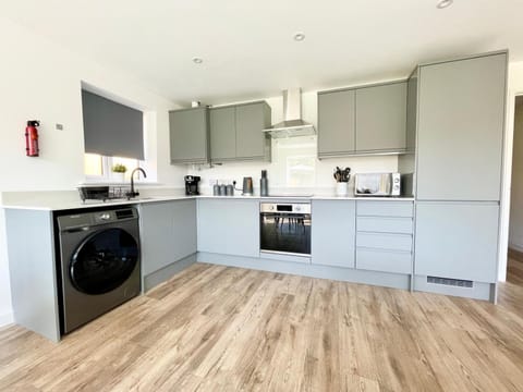 Coffee/tea facilities, Kitchen or kitchenette, dishwasher, oven, pet friendly, stove, kitchen