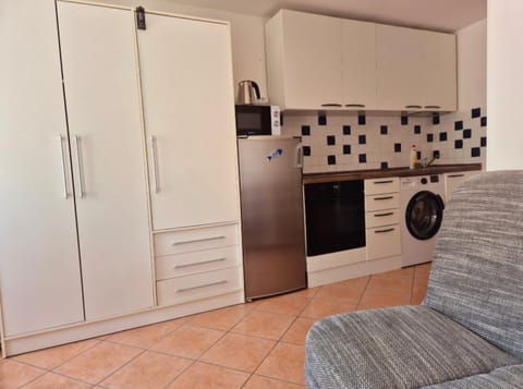 Kitchen or kitchenette, Living room, Seating area, stove