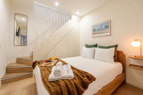 Bed, Bedroom, towels