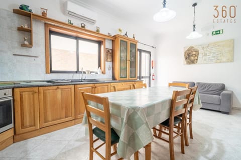 Kitchen or kitchenette, Living room, Seating area, Dining area, minibar, pet friendly, stove