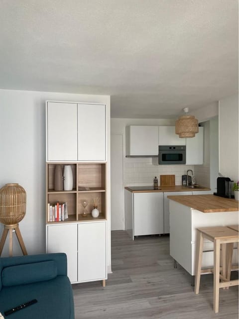 Coffee/tea facilities, Kitchen or kitchenette, dishwasher, stove, toaster