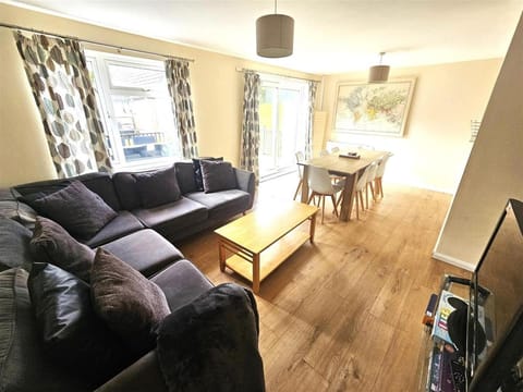 TV and multimedia, Living room, Seating area, Dining area