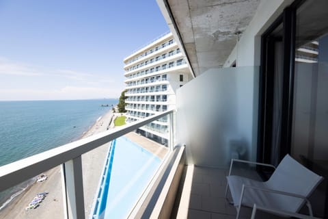 Day, Natural landscape, View (from property/room), Balcony/Terrace, Pool view, Sea view, Swimming pool, sunbed