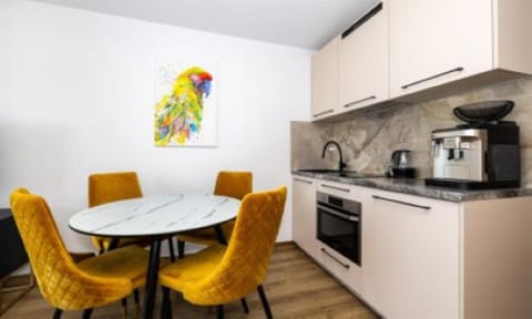 Coffee/tea facilities, Kitchen or kitchenette, Dining area, oven, stove