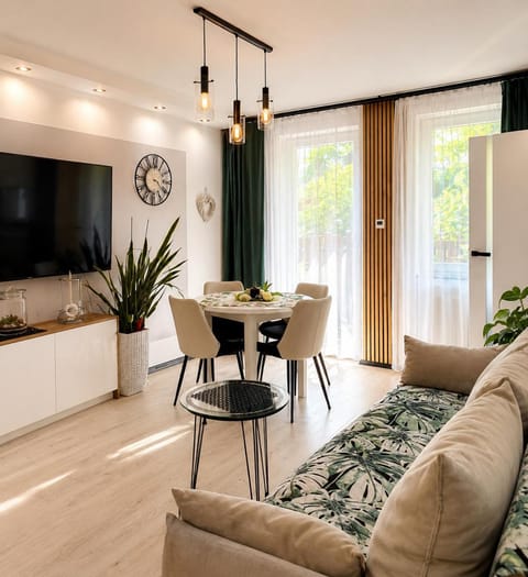 Communal lounge/ TV room, TV and multimedia, Living room, Seating area, Dining area, Evening entertainment