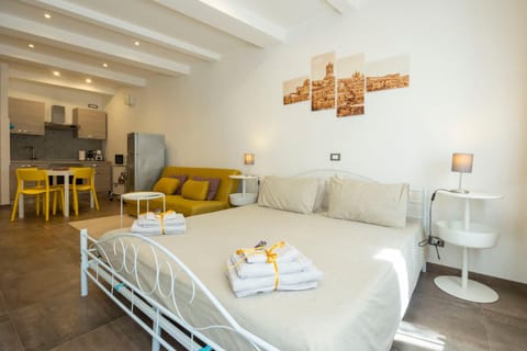 Bed, Kitchen or kitchenette, Dining area