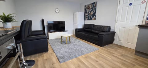 Communal lounge/ TV room, TV and multimedia, Living room, Seating area