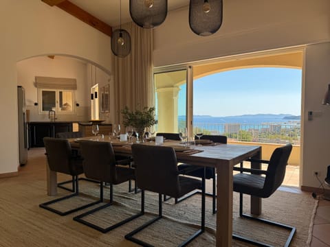 Natural landscape, Kitchen or kitchenette, Living room, Seating area, Dining area