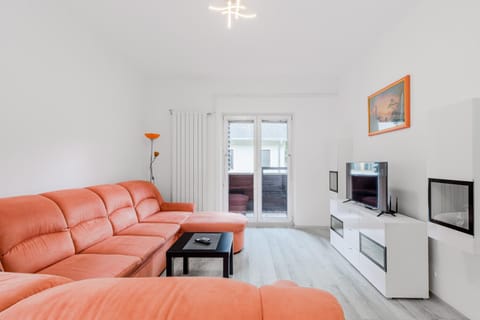 TV and multimedia, Living room, Seating area, Evening entertainment