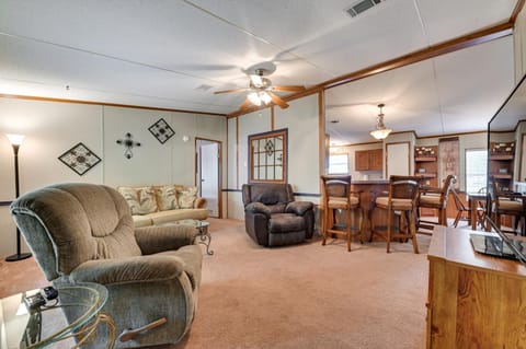 5 Blocks to Beach Access Sanders Island Getaway! House in Lake Texoma