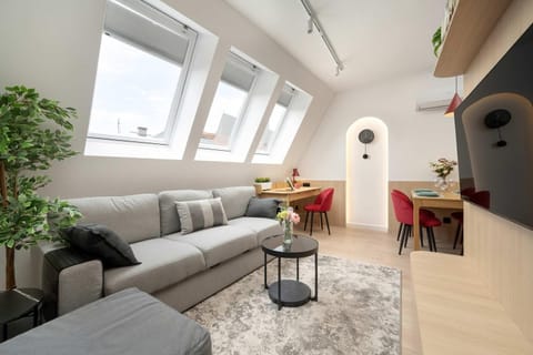 TV and multimedia, Living room, Seating area, Dining area, Evening entertainment, air conditioner