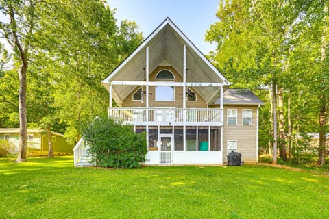 Remote Escape Lake Home with Dock in Sparta! House in Lake Sinclair