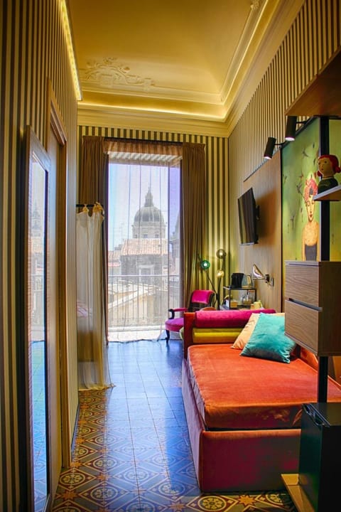 Bedroom, City view